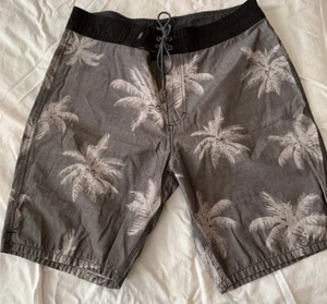 Mens Vans Off The Wall Skull Palm Tree Coconuts Board Shorts Size 32 - Picture 1 of 9