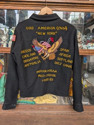 Jaqueta vintage 1983 USS America CV66 "Nova York" US Navy Tour tamanho pequeno - Imagem 1 de 4