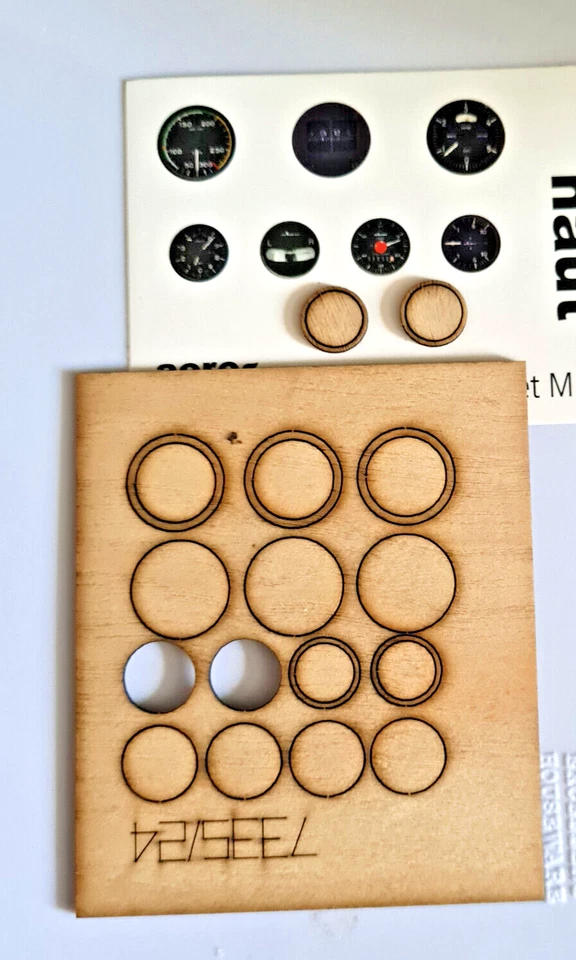 Cockpit 7 Instrumente 1:6 mit Aufkleber für Auto,Schiff Flugzeug Heli - Bild 1 von 2