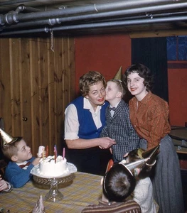 Foto realista stereo vintage diapositiva 3D GIOVANE RAGAZZO che si bacia mamma festa compleanno - Foto 1 di 2