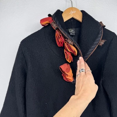 Chaqueta de Lana Covelo Hervida Mujer Pequeña Negra Seda Organza Rosetas Rosas Forrada Foto 1 de 4