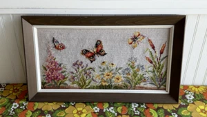 Farfalla e fiori vintage anni 70 fatti a mano con cornice filato punto ago arte - Foto 1 di 14