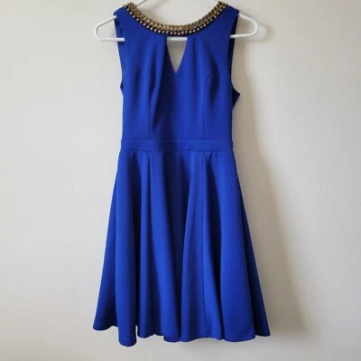 Vestido XOXO Azul Mujer Mediano Dorado Cuentas Escote Cerradura Espalda Abierta Ajuste y Acampanado Foto 1 de 4