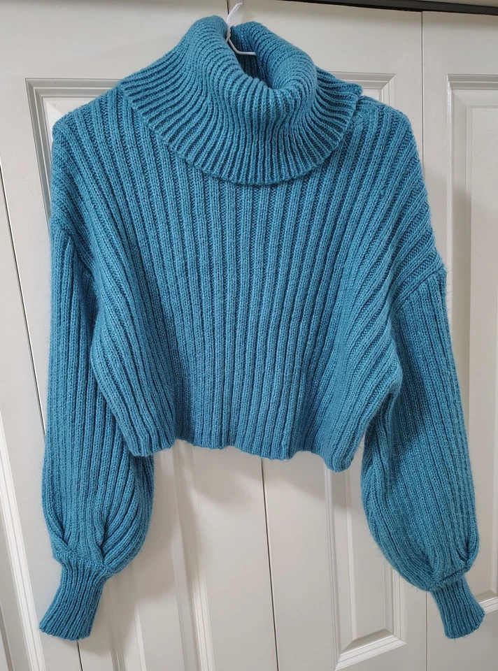 Suéter de capucha tejido con cable grueso recortado Urban Outfitters para mujer talla mediana Foto 1 de 4