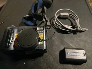 Sony CyberShot DSC-S85 4.1MP Digital Camera With Spare Battery And Bag - Picture 1 of 4