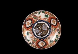 Ein großer, antiker Arita - Porzellanteller /- Schale, Japan, 1. H. 20. Jh. - Bild 1 von 8