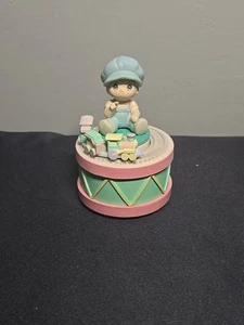 Mini estatuilla musical de 3 1990 Precious Moments "HE TRAINED ME" - Imagen 1 de 7