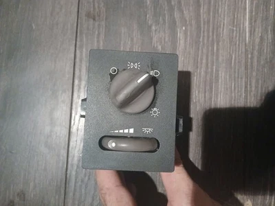 00 - 05 PONTIAC MONTANA VAN Headlight Switch (dash Mtd) OEM: 10409579 - Image 1 of 4