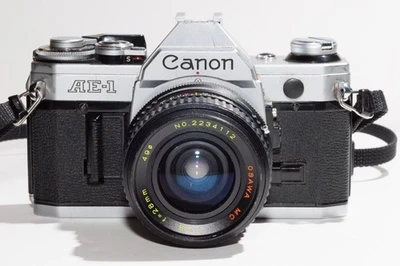 Cámara fotográfica Canon AE-1 35 mm SLR con lente 28 mm 2,8 FD funcionando nuevos sellos de luz Foto 1 de 4