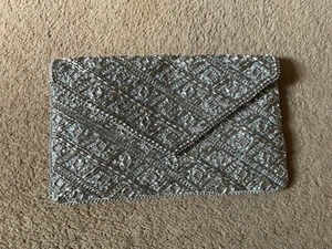 BNNT BEAUTIFUL LADIES SILVER SEQUINNED & BEADS CROSSBODY/CLUTCH OCCASION BAG - Picture 1 of 8