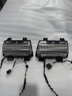 2023 Jeep Wrangler 4XE L & R Front Signal Lamps LED OEM - Image 1 of 4