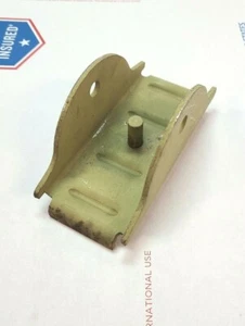 NUEVO DE LOTE ANTIGUO JOHNSON EVINRUDE acoplador de silla de montar con resorte de hoja de nieve 1971-1973, 290425 - Imagen 1 de 4