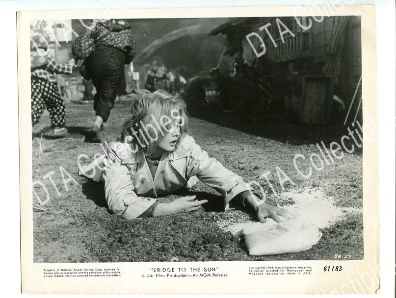 BRIDGE TO THE SUN-8X10 PROMO STILL-CARROLL BAKER-JAMES SHIGETA-GUERRA-ROMANCE FN Foto 1 de 1