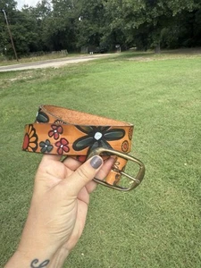 Vintage BoHo Leder nachgerüstet 70er Groovy Gürtel Gänseblümchen Flower Power Messingschnalle 30" - Bild 1 von 8
