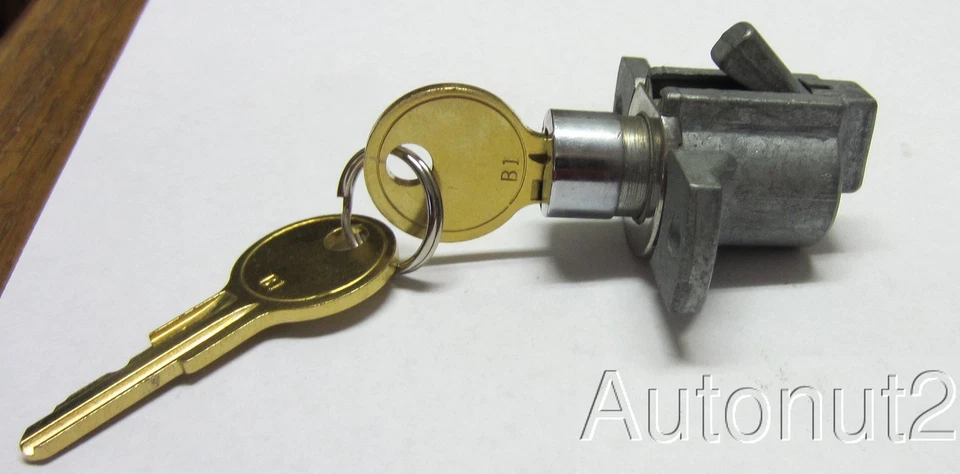 Bloqueo de guantera Dodge Plymouth DeSoto con 2 llaves Yale 1941 1942 1946 1947 Nuevo de Lote Antiguo Foto 1 de 1