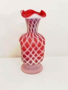 Jarrón óptico vintage Fenton satinado arándano diamante pre logotipo volantes - Imagen 1 de 12