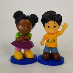 Fisher Price Little People Figuren auf Ständer 2er Set Junge Mädchen Koby Sprout - Bild 1 von 11
