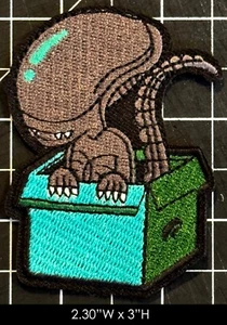 Parche de hierro bordado Alien in a Box - Imagen 1 de 3