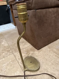 Antike Tischlampe aus Metallguss mit verziertem Sockel montierfertig eine Figur - Bild 1 von 6