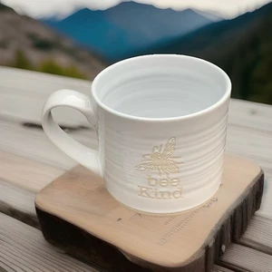 Tazza da caffè in ceramica bianca "Bee Kind" grafica ape stampata di in Homestylez - Foto 1 di 11