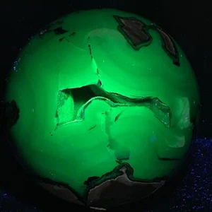 Esfera de cristal de ágata volcánica natural rara curación 10520G (cristal reactivo UV) - Imagen 1 de 18