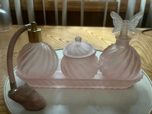 JUEGO DE TOCADOR DE VIDRIO ESMERILADO ROSA VINTAGE REMOLINO MARIPOSA CUATRO PIEZAS VER INFORMACIÓN - Imagen 1 de 6