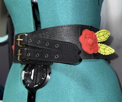 Betsey Johnson Black Leather Rose Waist Belt Boho Whimsy Floral Buckle M Zipper - Image 1 of 4