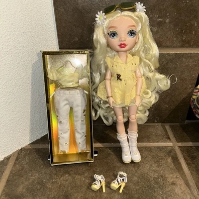 Muñeca Rainbow High Fashion Delilah Fields 1 Juego de Nuevo Conjunto Incompleto Foto 1 de 4