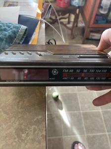 Vintage 1980s GE Digital Alarm Clock Radio Woodgrain Model 7-4612B Tested Works - Bild 1 von 10