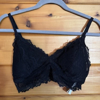 Bralette inalámbrico acolchado de encaje negro mediano Gilly Hicks Foto 1 de 4