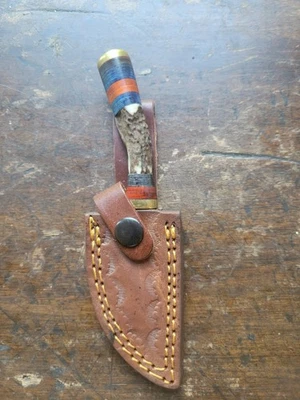 Cuchillo desollador de caza de acero Damasco de 6" mango de ciervo con funda de cuero Foto 1 de 3