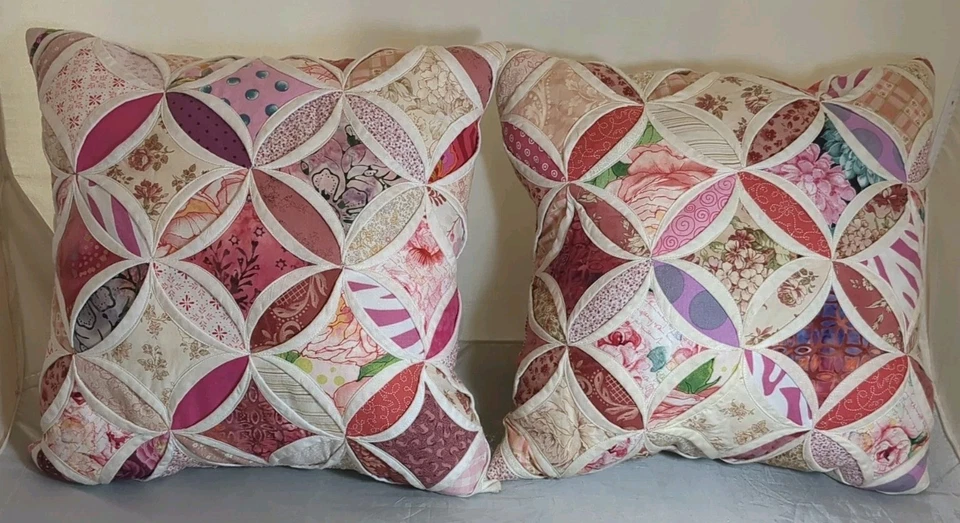 Lote De Colección De 2 Almohadas Acolchadas A Mano Doble Catedral Patrón Ventana Foto 1 de 4