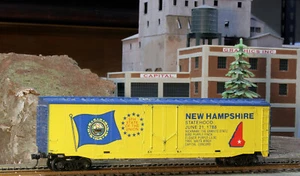 HO SCALE FREIGHT CAR NEW HAMPSHIRE STATE CAR 50' PLUG DOOR BOXCAR KADEE COUPLERS - Picture 1 of 3