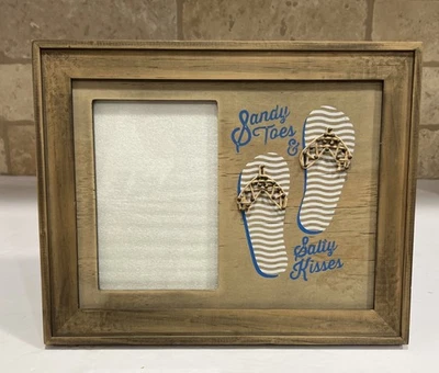 Nuevas chanclas "Dedos de arena y besos salados" de madera para marco de fotos 4x6 playero Foto 1 de 4