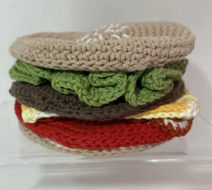 Menge 7 Häkeluntersetzer, die einen Speck Cheeseburger, Salat, Tomate, Brötchen bilden - Bild 1 von 13