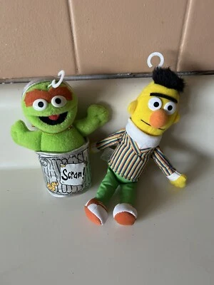 Oscar the Grouch and Bert - Personajes de Plaza Sésamo Peluche Gund Inc 5” Lote de 2 Foto 1 de 4