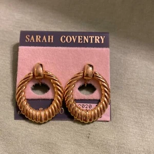 Sarah Coventry clip on earrings gold tone - Picture 1 of 4