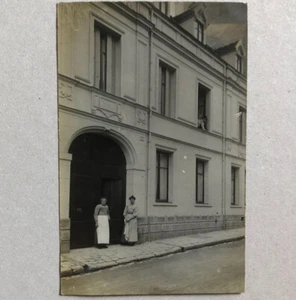 92 - Colombes — servantes devant le 159 rue de Reims, les patrons au balcon 1910 - Foto 1 di 2