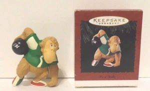 Hallmark 1994 It's A Strike Bowling Gorilla Monkey Keepsake TreeOrnament QX5856 - Imagen 1 de 4