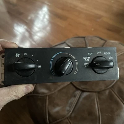 Ford Mustang 1994-04 calefacción y control de aire acondicionado OEM Foto 1 de 2