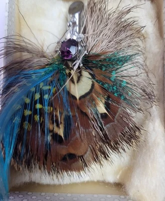 Vintage Feather Brooch with Amethyst-Coloured Stone on Silver-Tone Mount - Image 1 of 4