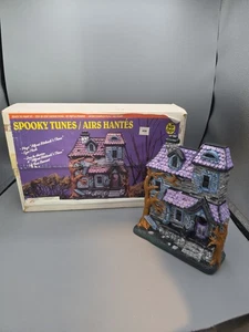 Casa embrujada de cerámica sin pintar Wee Crafts Spooky Tunes 21654 Alfred Hitchcock - Imagen 1 de 3