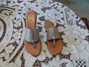 New Andre Assous Featherweight Stretch Gray Thong Sandal Size 7