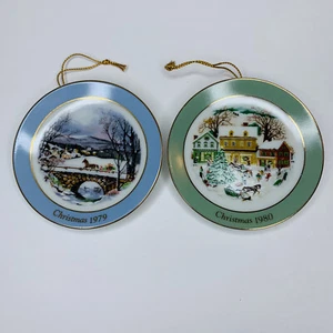 2 AVON Miniatur Weihnachtsteller Country Dashing Snow 1979 1980 NEU mit Ständer - Bild 1 von 4