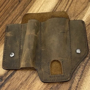 Soporte de clip de cinturón de cuero marrón Gentlestache para Leatherman multiherramienta y linterna - Imagen 1 de 7