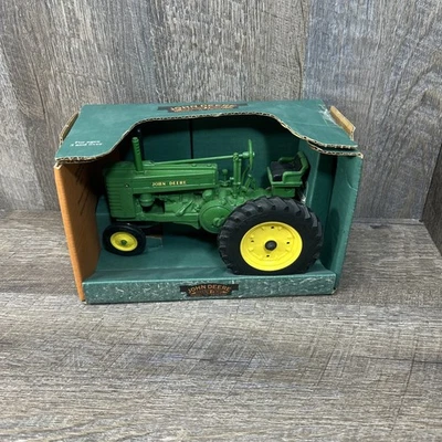 John Deere ERTL 1/16 Scale Narrow Front Model G Tractor Diecast - Image 1 of 4