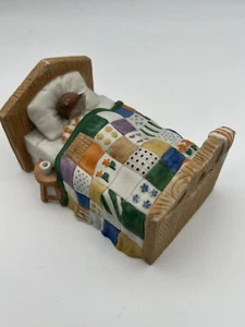 1981 Wind In The Willows Mole Sleeping in Bed Figurine by Sigma Ceramic Quilt - Picture 1 of 9