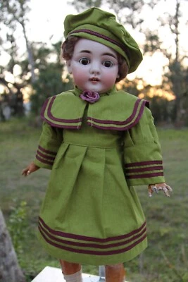 Lote de 2 ~Muñeca francesa o alemana antigua hecha a mano vestido y sombrero verde Foto 1 de 4