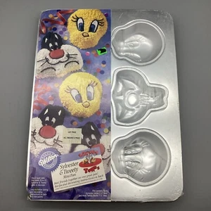 Vintage 1994 WILTON Warner Brothers Tweety Bird Sylvester Mini Cake Pan 6 Molds - Picture 1 of 9
