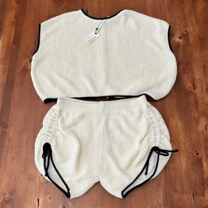 Miou Muse großes 2-teiliges Damen-Strickset Shorts geknöpftes Oberteil elfenbeinfarben neu mit Etikett - Bild 1 von 9